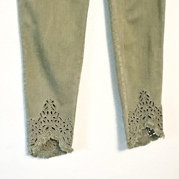 Chico’s Size 1 Women's Size 8 Pull-on Green Jegging Jeans Eyelet Lace Tulip Hem - Picture 4 of 14